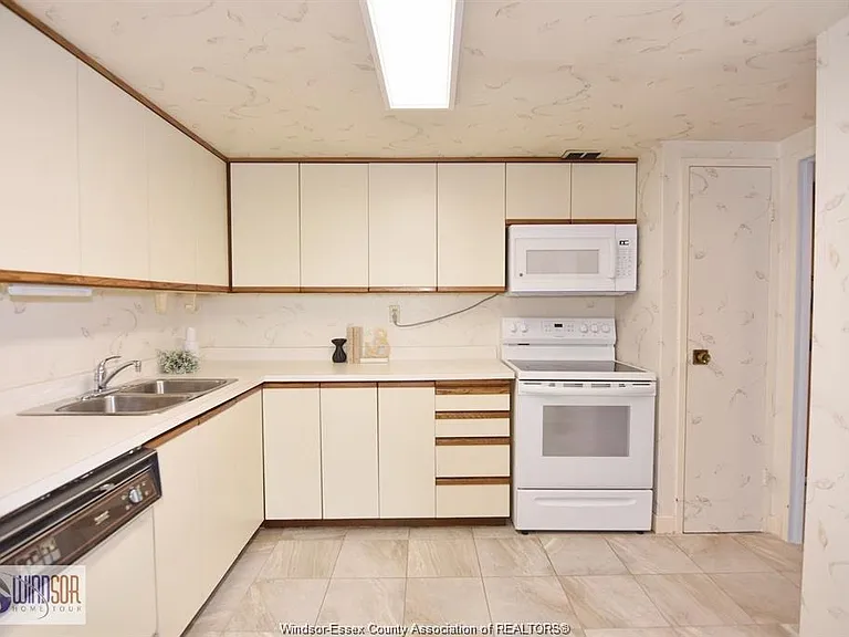 2144 Pelissier St #601 — Photo 21