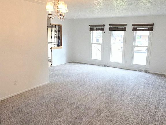4th image of 822 Evergreen St