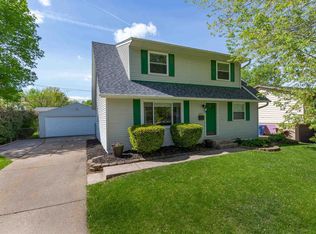 1827 Providence Dr, Bettendorf, IA
