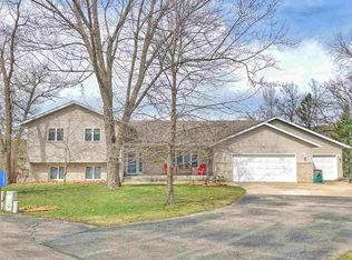 2607 Scenic View Rd, Decorah, IA 52101