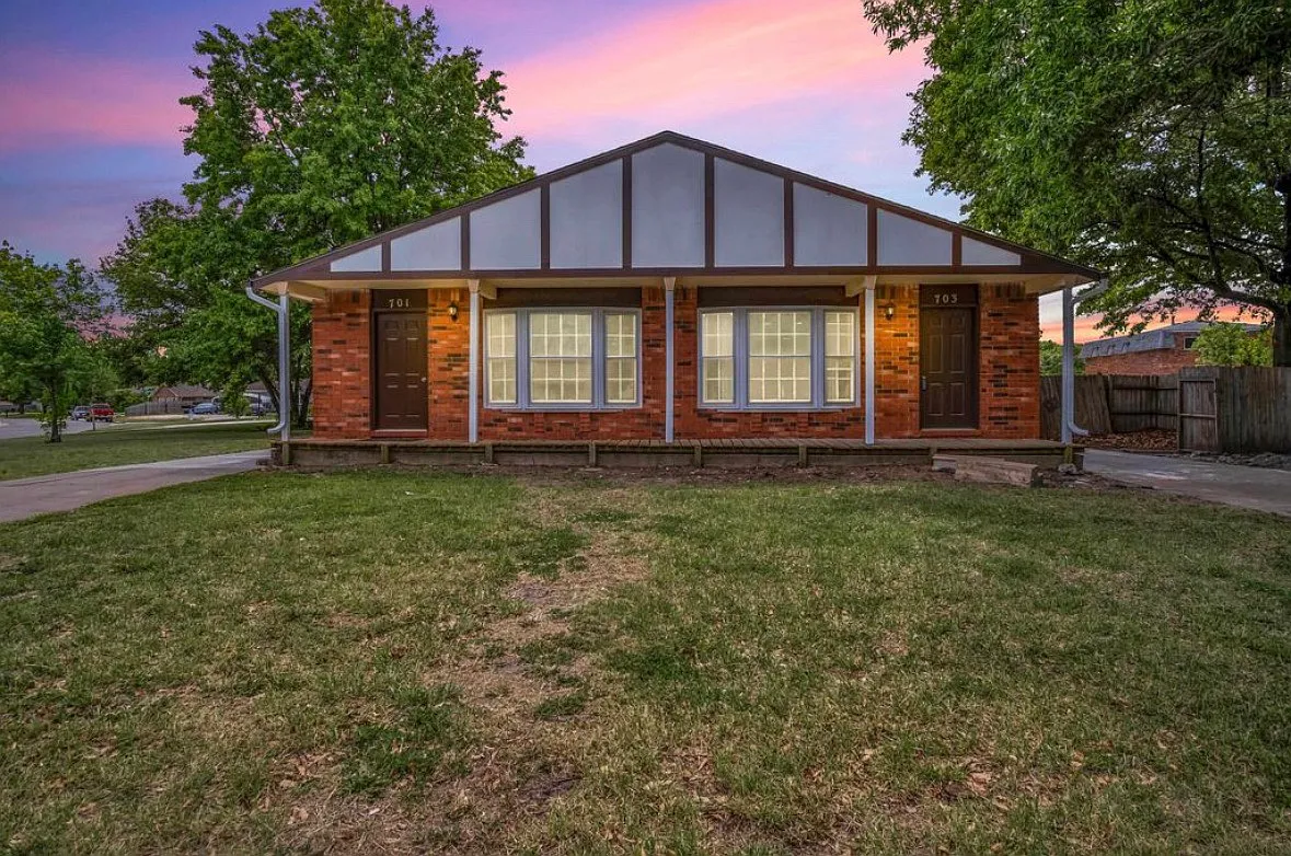3 bed, $1,050 — Photo 1