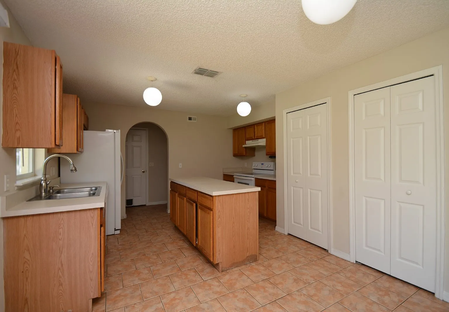 4 bed, 2.5 bath, 2034 sqft, $2,350 — Photo 1