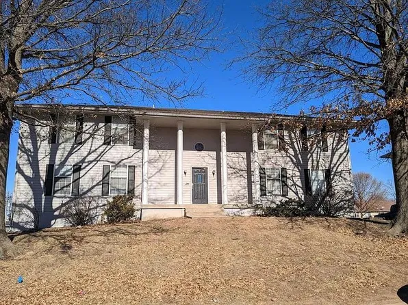 1312 Valley Woods Ct, Grain Valley, MO 64029