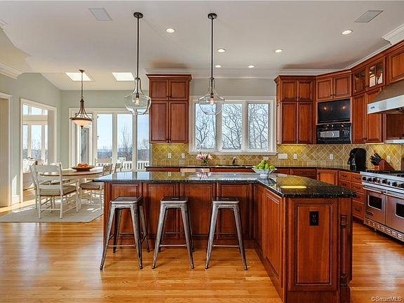 5th image of 25 Garnet Hill Ln