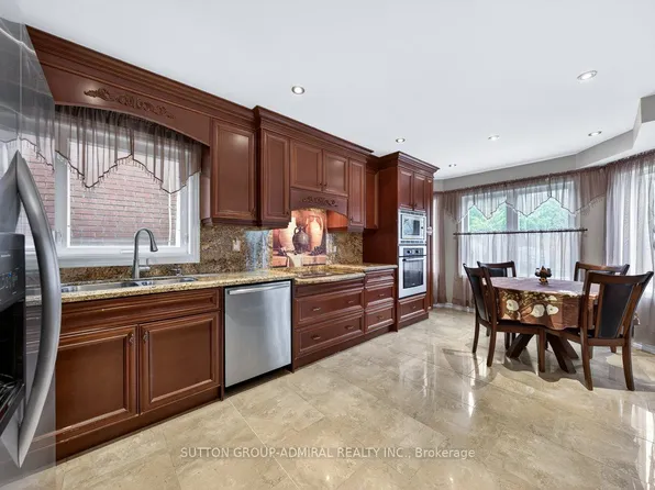 126 Redondo Dr E, Vaughan, ON L4J 7S5
