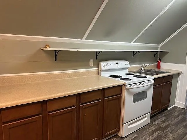2 bed, 1.0 bath, 2478 sqft, $1,200 — Photo 2