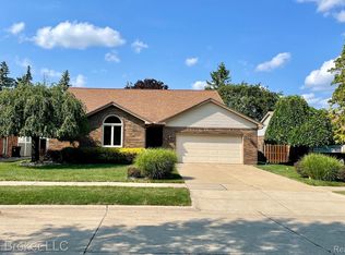 16580 N Pine Cone Dr, Trenton, MI 48183