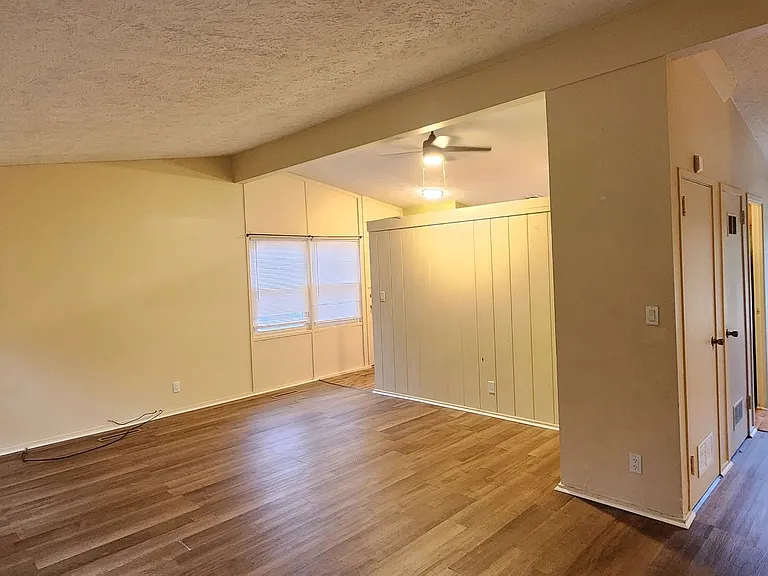 209 Woods Edge Ln — Photo 12