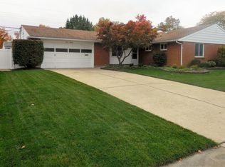 1220 Chateau Dr, Kettering, OH 45429