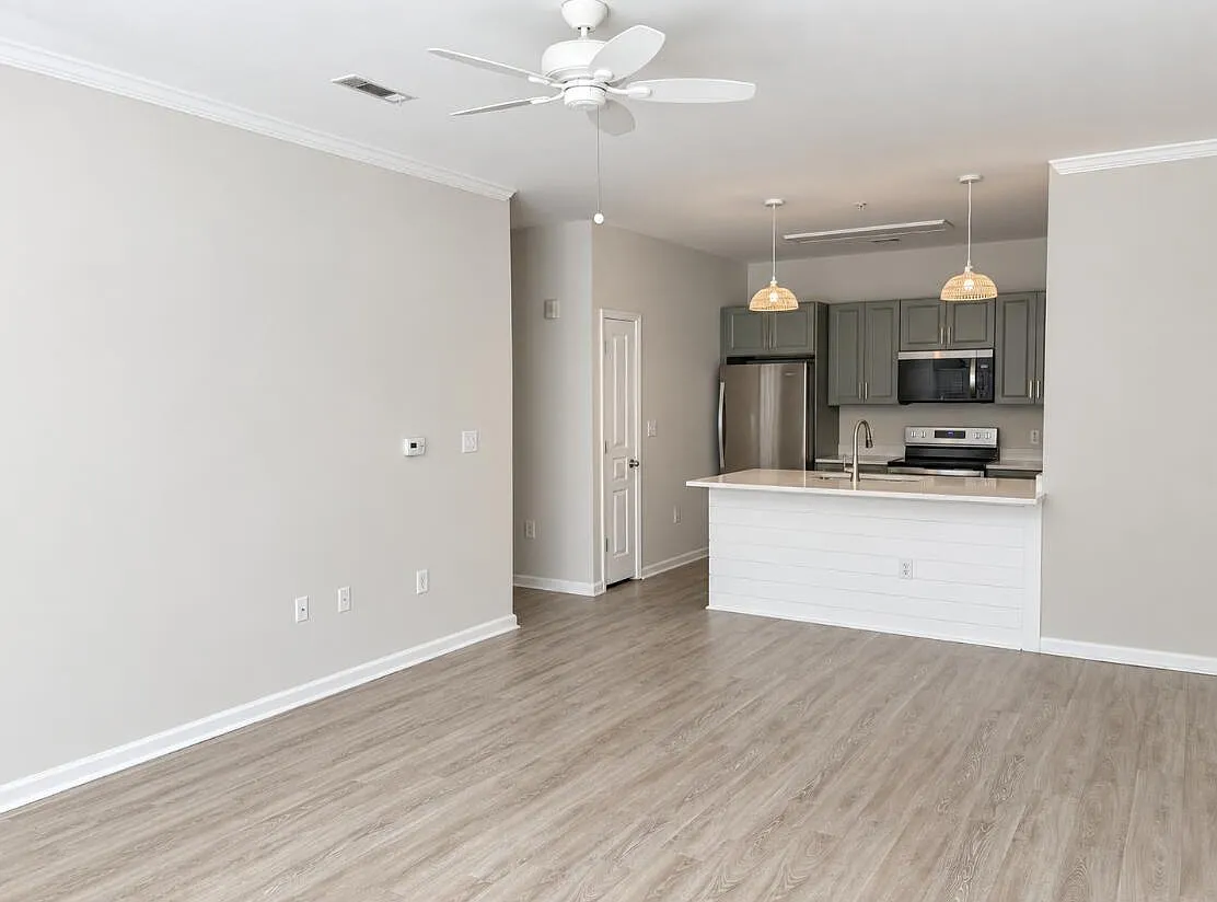 1 bed, 759 sqft, $1,950 — Photo 4