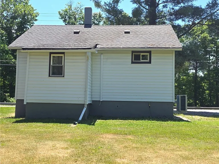 1945 Bradley Creek Rd — Photo 6