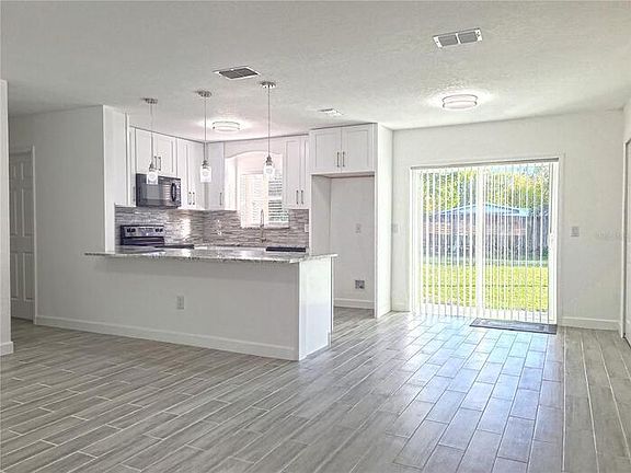 3rd image of 1009 Jones St