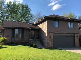 910 Iron Rd, Papillion, NE 68046