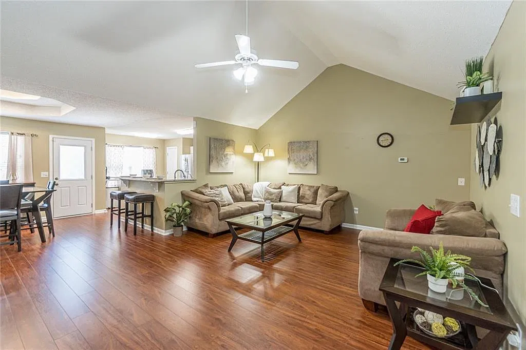 4 bed, 2395 sqft, $2,780 — Photo 2