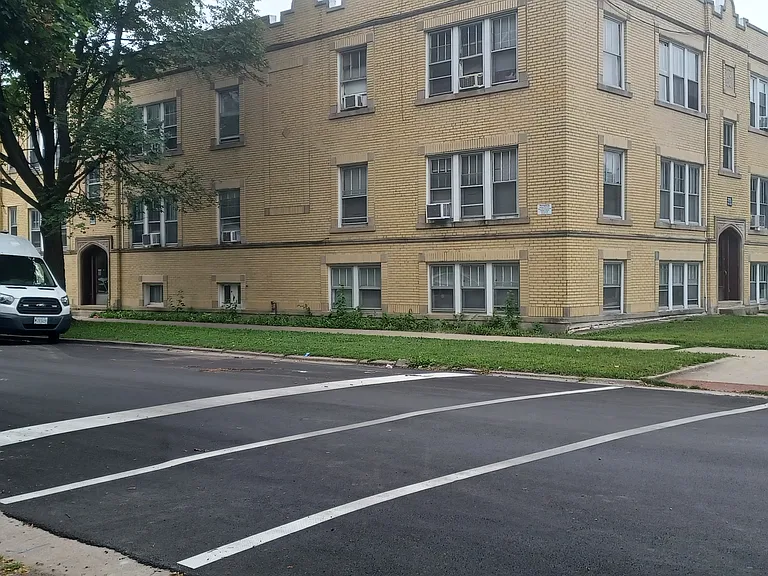 5301 W Drummond Pl — Photo 2
