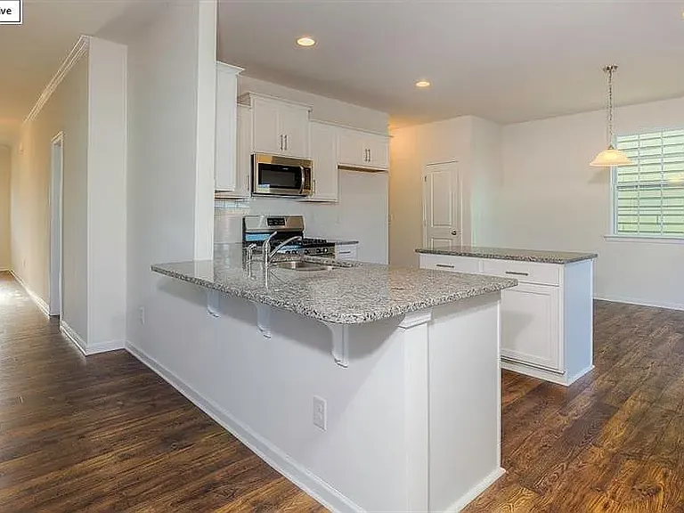 418 Grantham Ln — Photo 4