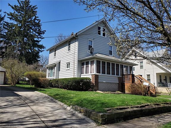 3rd image of 2610 Maplewood St