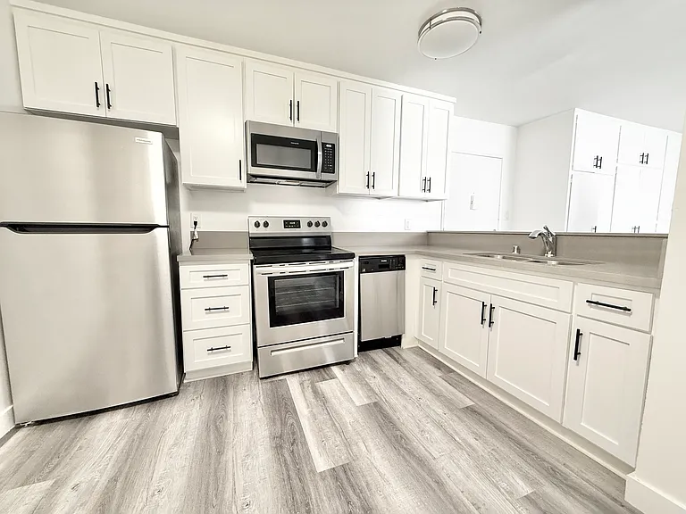 827 Gramercy — Photo 5