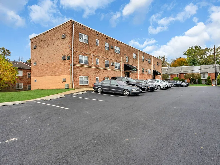 Tremont Court Apartments — Photo 16
