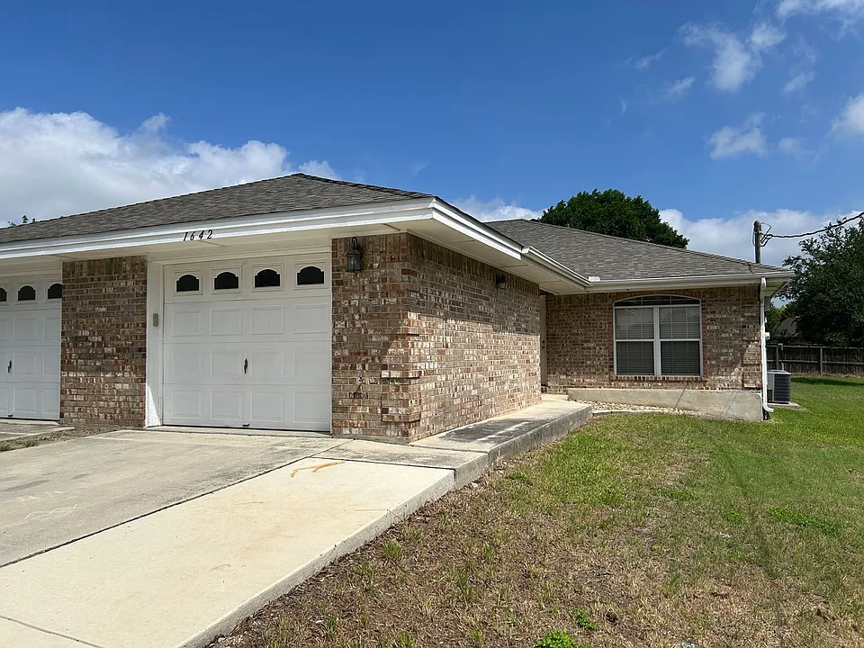 1642 W County Line Rd