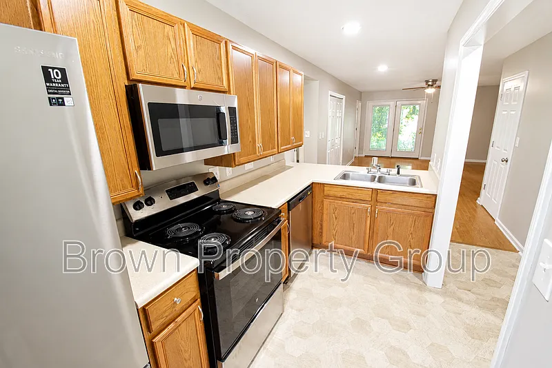 2 bed, 2.0 bath, 950 sqft, $1,050 — Photo 2