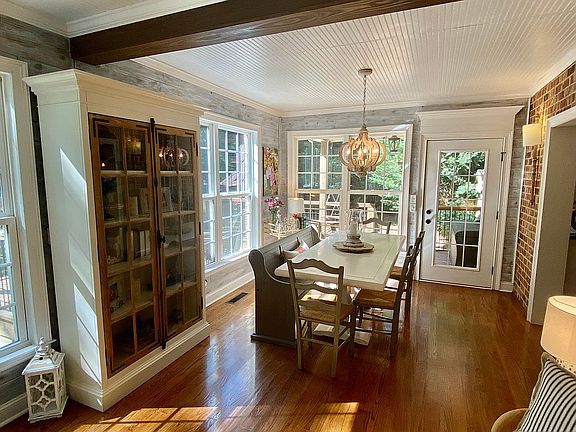Breakfast Area / Sunroom