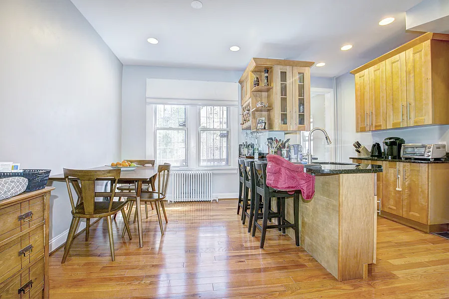 Cozy Townhouse in Columbia Heights! — Photo 4