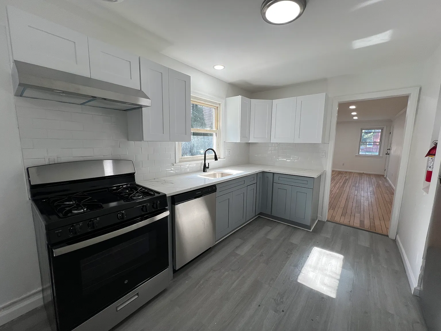 3 bed, 900 sqft, $3,200 — Photo 2