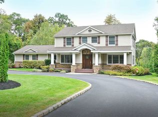 4 Pudding Ln, Dix Hills, NY 11746