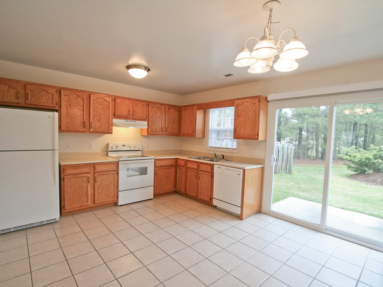 2 bed, 1.5 bath, 1040 sqft, $1,335 — Photo 3