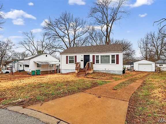 3rd image of 2037 Bainbridge Dr
