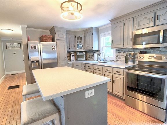 5th image of 52 Sunrise Ave