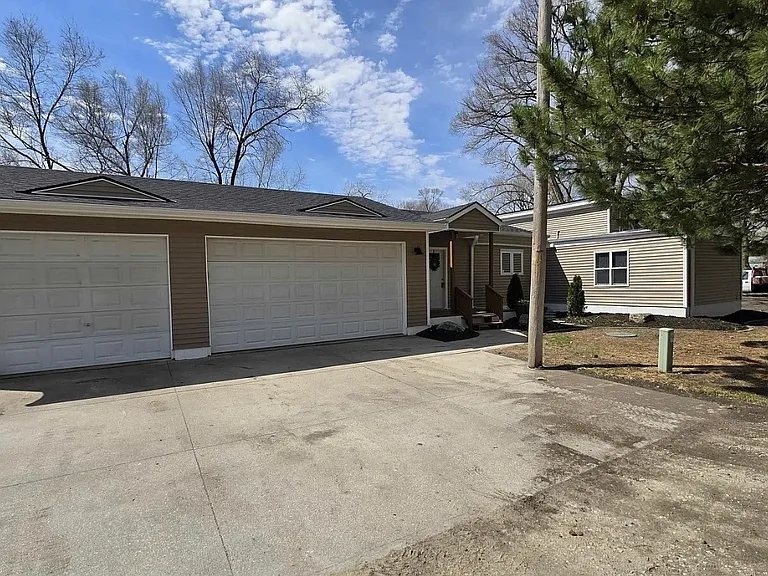 720 Boulevard St — Photo 2