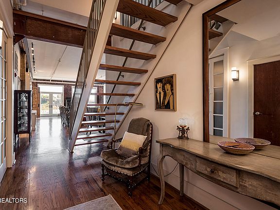 4th image of 402 S Gay St Ste 402