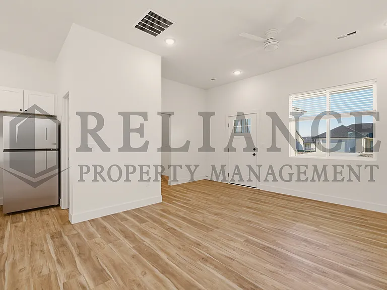 501 E Elmwood St — Photo 10
