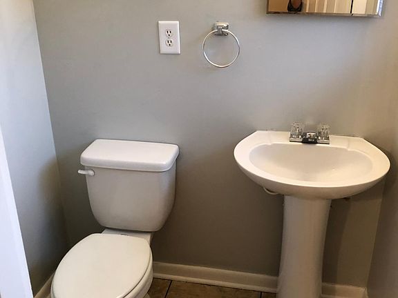 3rd image of 90 Waverly Dr