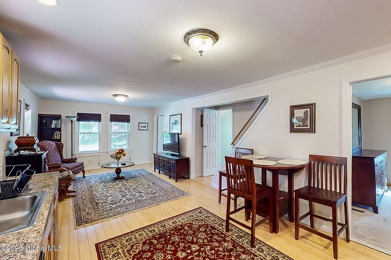 5th image of 18 Marion Avenue