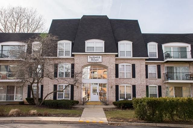 1st image of 820 Lincolnway W APT 106
