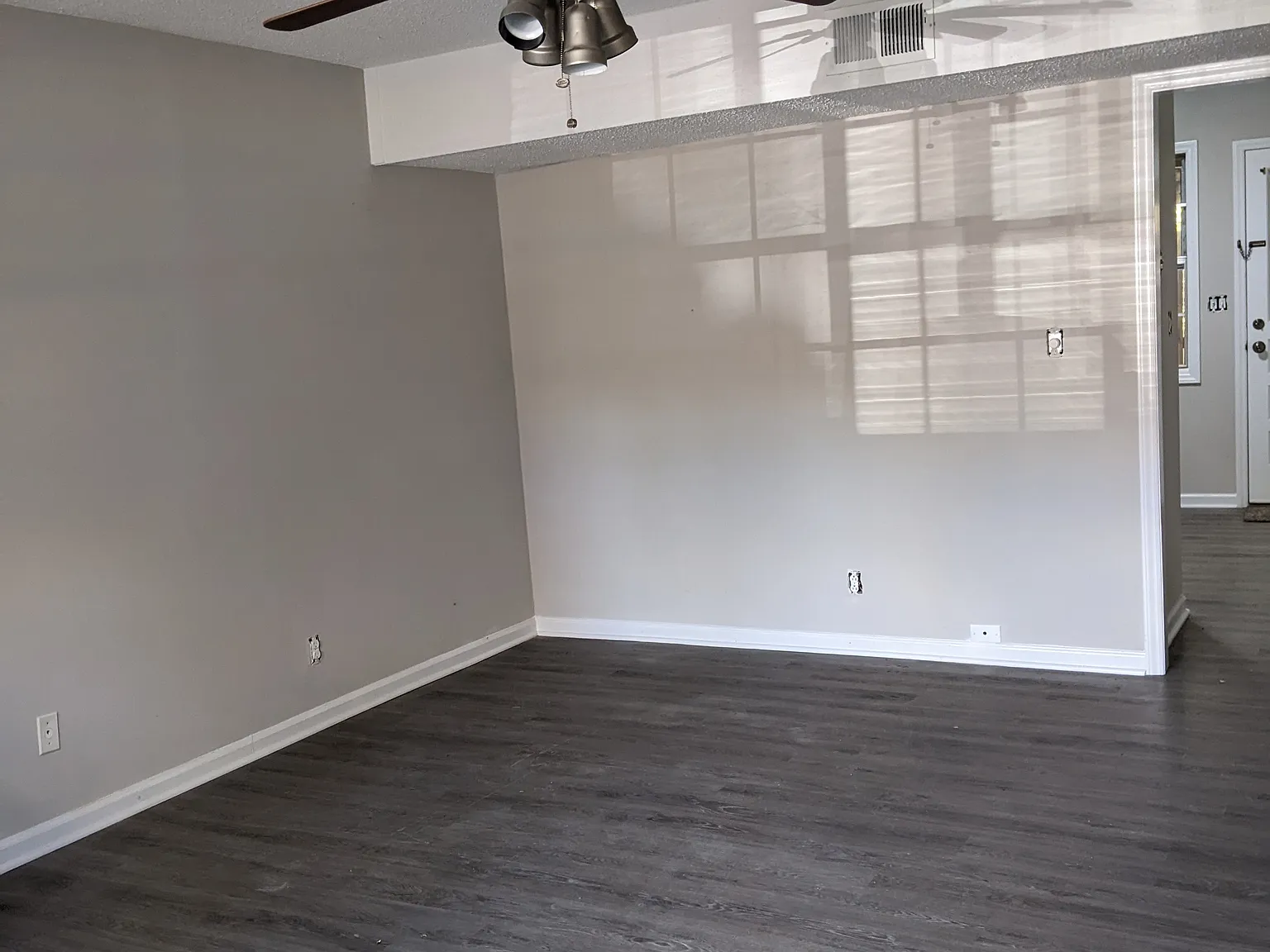 1300 Larchmont Pl — Photo 2