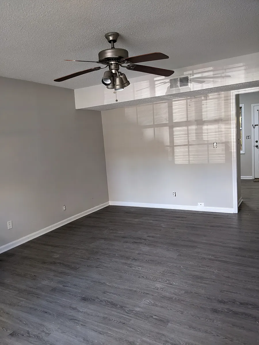 Building Photo - 1300 Larchmont Pl #109