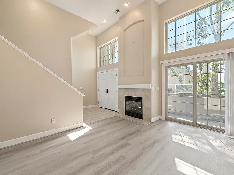 562 Lambert Ter — Photo 4