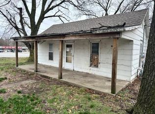 1034 E Wooter St, Nevada, MO 64772