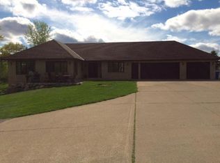 585 Moon Lake Dr NE, Cambridge, MN 55008