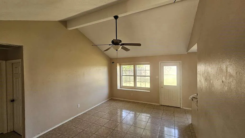 3 bed, 1.0 bath, 995 sqft, $1,650 — Photo 3
