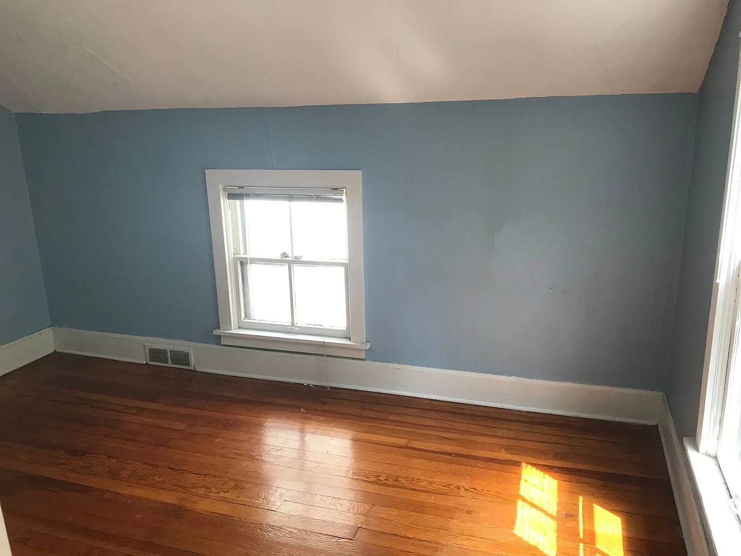 (538) - 533 W Doty Street — Photo 4