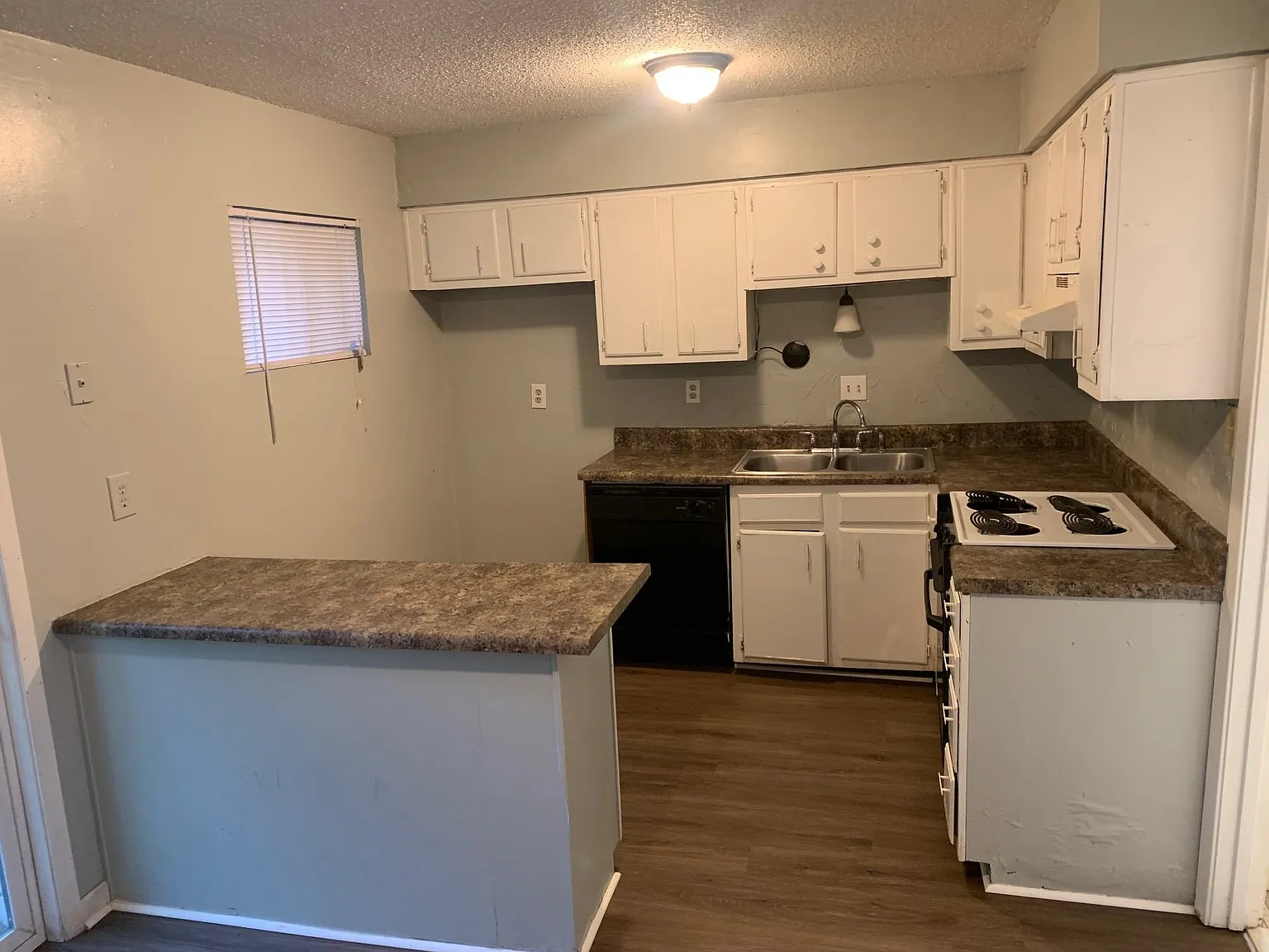 2 bed, 1.5 bath, 1054 sqft, $900 — Photo 3