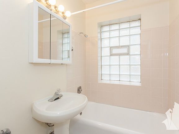 4th image of 840 W Ainslie St APT A1