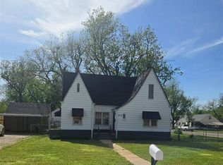 915 N 9th St, Perry, OK 73077