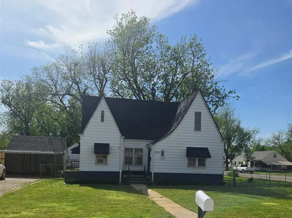 915 N 9th St, Perry, OK 73077