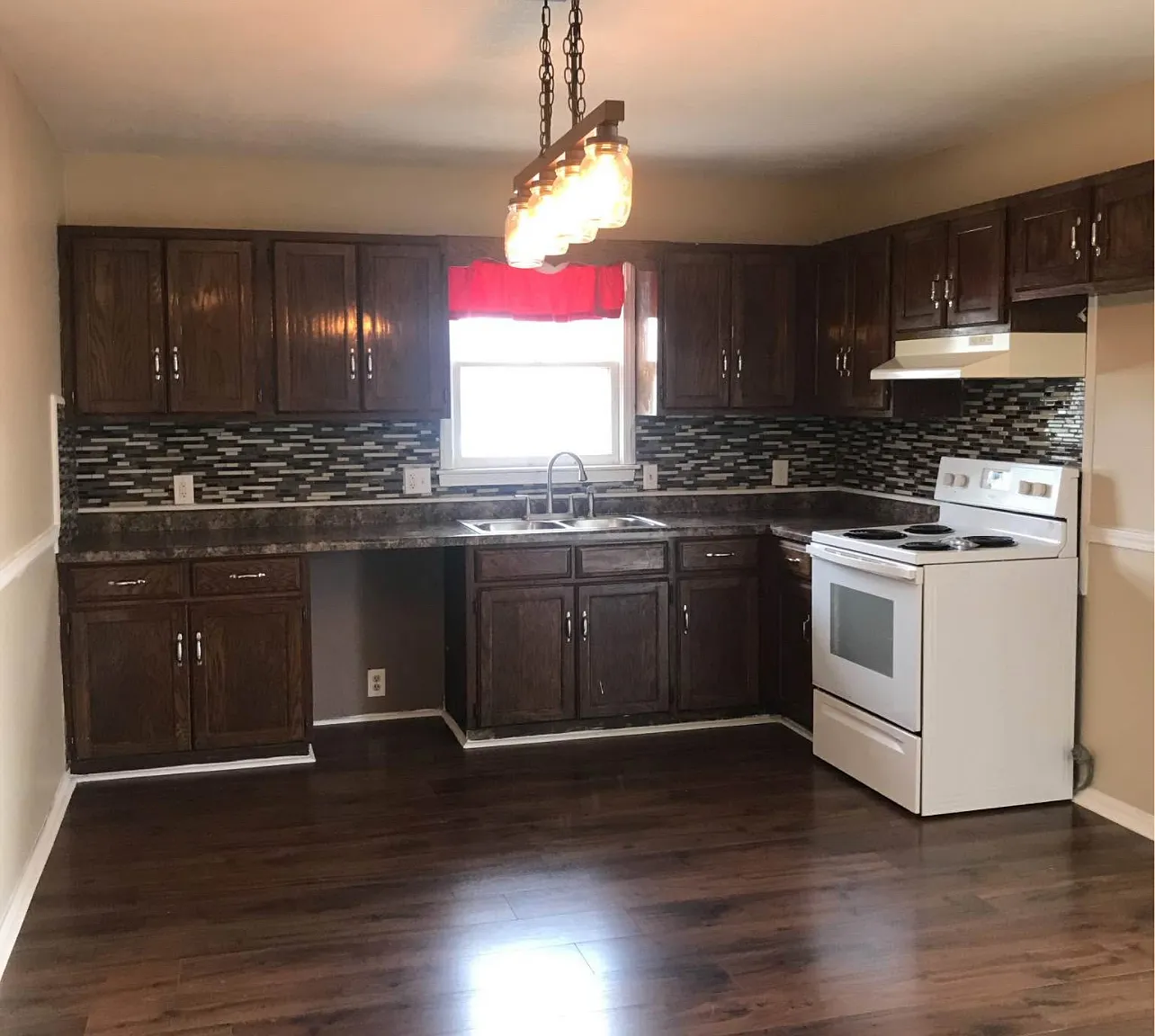 5 bed, 2016 sqft, $1,500 — Photo 1